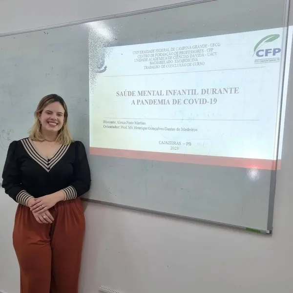 Dra. Alexia apresenta pesquisa sobre saúde mental infantil na universidade.