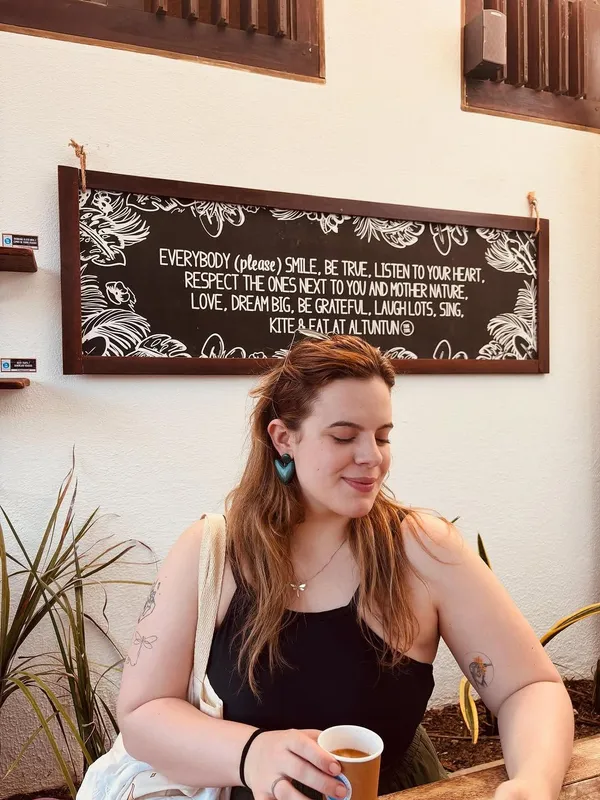 Dra. Alexia Pinto em momento descontraído demonstra personalidade acolhedora.